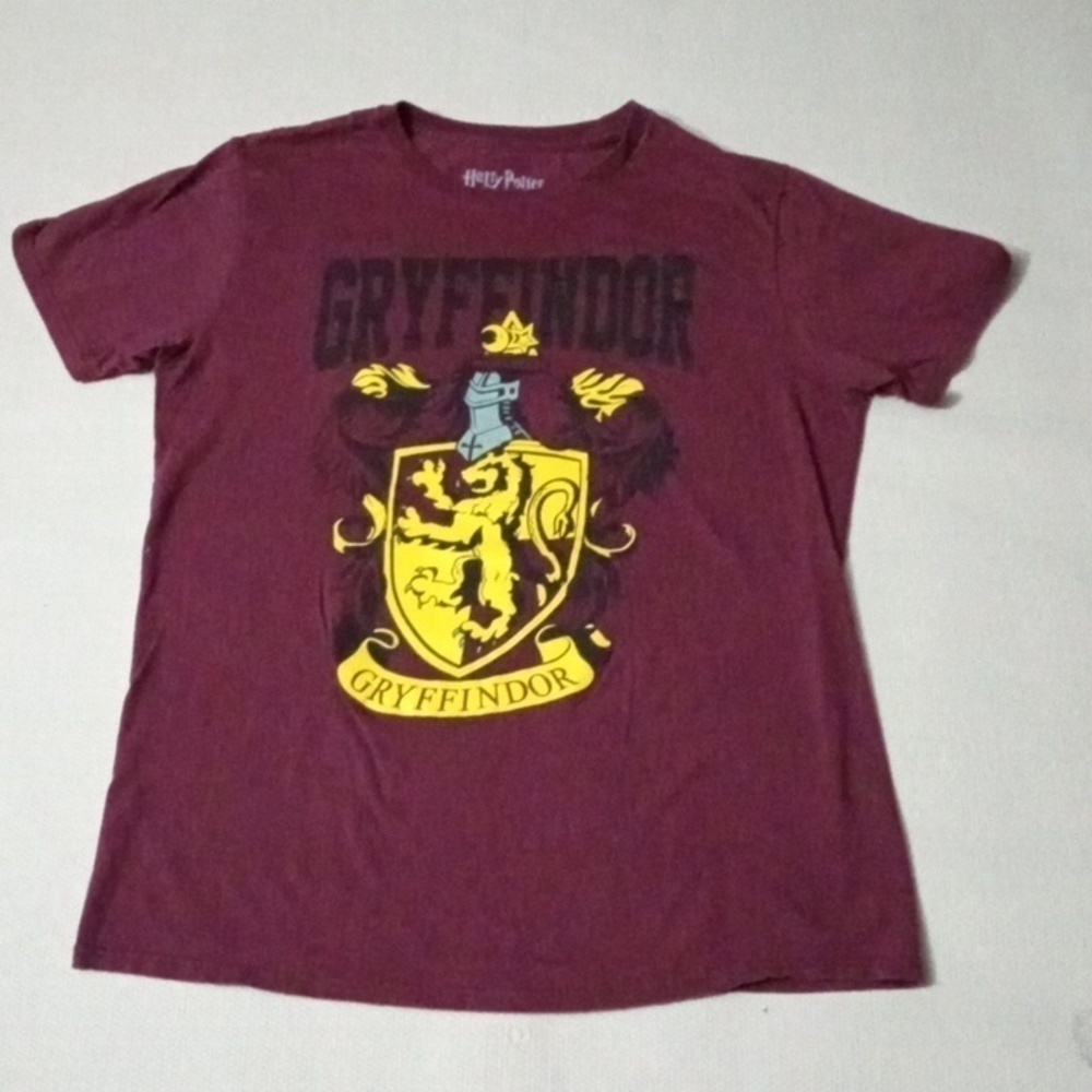 Harry Potter Gryffindor graphic TShirt Size M Burgundy Red & Yellow Pre-owned